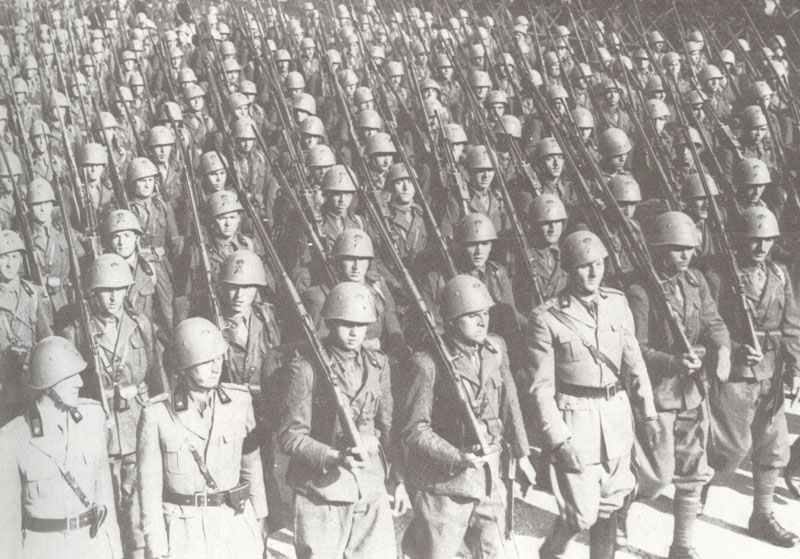 Parade italienischer Truppen
