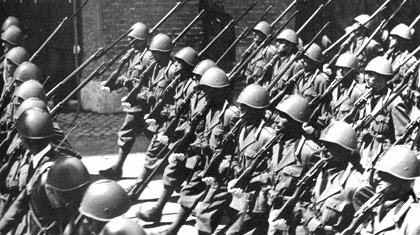Vorbeimarsch italienischer Soldaten Mannlicher Carcano 03