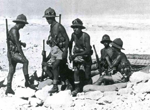 Fallschirmjäger der Folgore-Division entsteigen einem Unterstand Mannlicher Carcano 04 px800