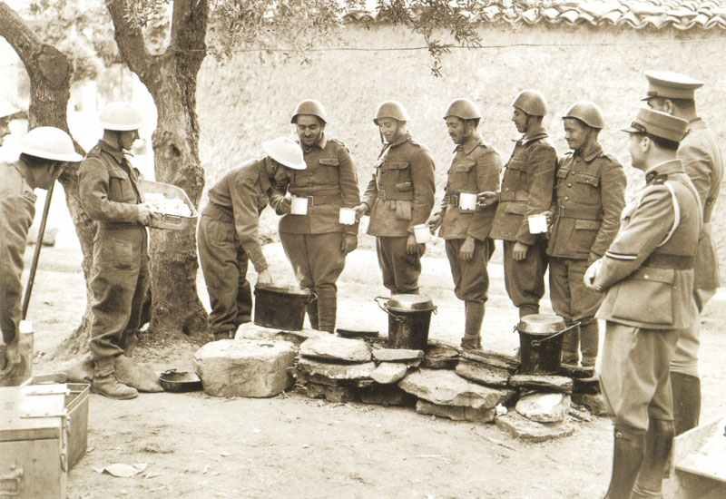 Tee und Brot für griechische Soldaten