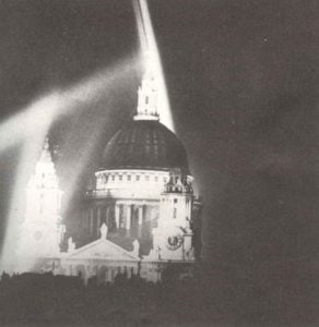 St.Pauls-Kathedrale in der Londoner City  im Licht der Suchscheinwerfer 