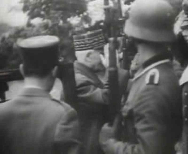 Marschall Petain grüßt die Ehrengarde