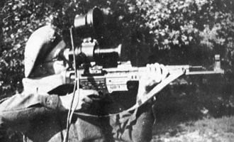 Sturmgewehr 44 mit dem Fledermaus-Infrarot-Sichtgerät