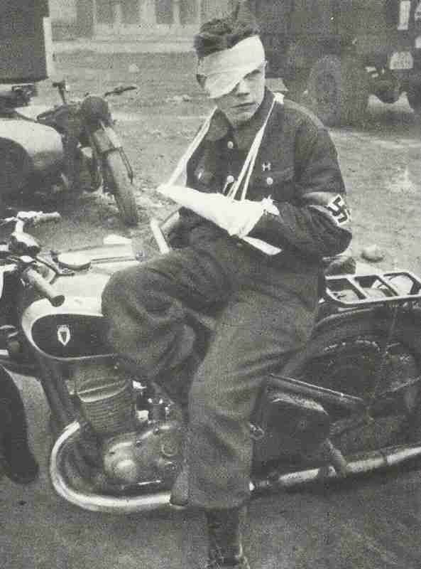 Waffen-SS-Divisionen 33-38 7 Verwundeter HJ-Junge