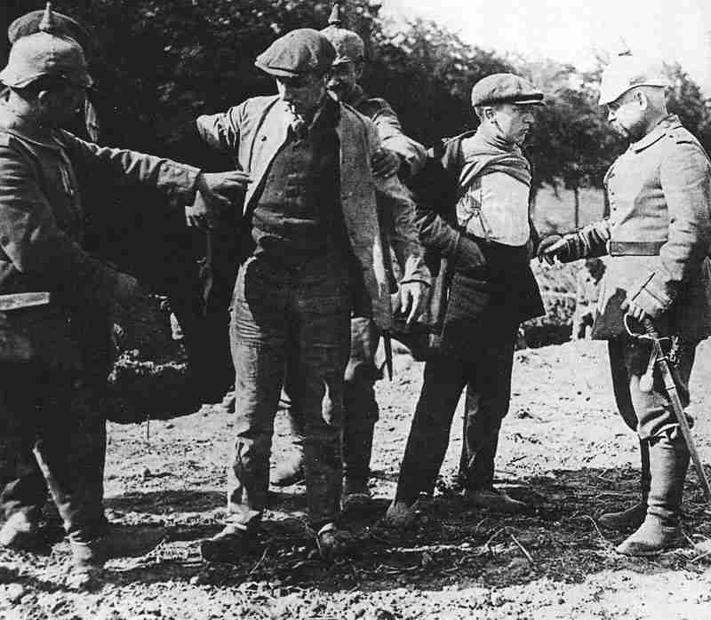 Deutsche Soldaten durchsuchen verdächtige belgische Zivilisten