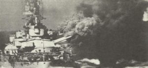italienisches Schlachtschiff feuert 