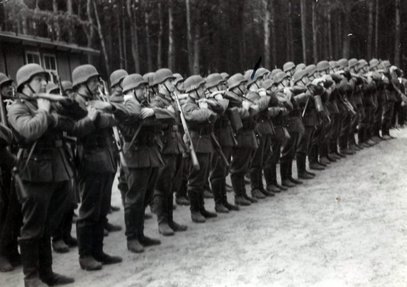 214. Infanterie-Division angetreten