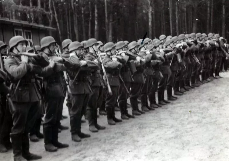 Fotos eines Landsers im 2. Weltkrieg 54 214. Infanterie-Division angetreten