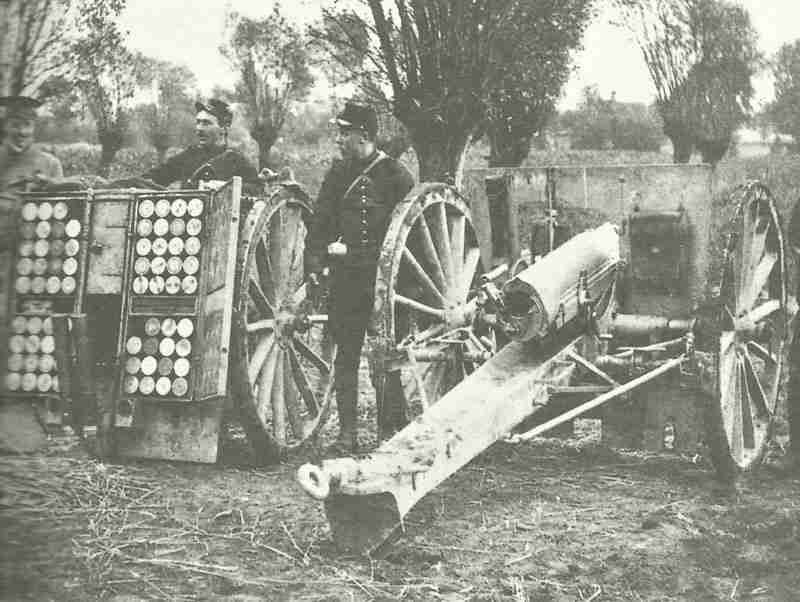 Briten bei französischer 75-mm-Kanone