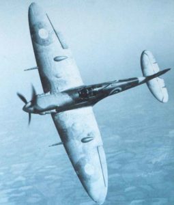 Spitfire VB fliegt Rolle