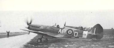 Flugzeuge der 130. Squadron Spitfire XIV 130sqd px800