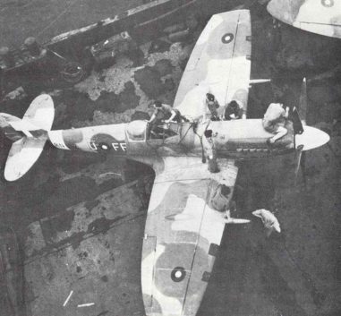 Wartung an einer Mk XIV der 132. Squadron Spitfire XIV 132sqd px800