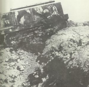 Schneider-Panzer überrollt Graben