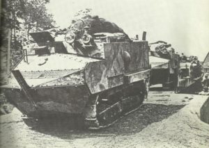 Schneider-Panzer auf dem Marsch zur Front.
