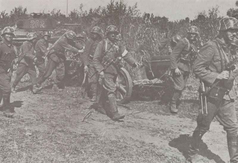 Ungarische Soldaten ziehen eine 5-cm PAK38