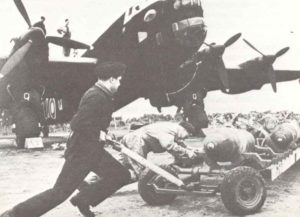 schwerer britischer Nachtbomber Handley Page Halifax wird mit 500-kg-Bomben beladen