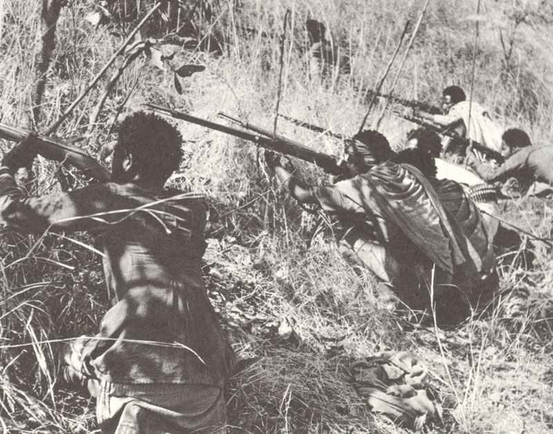 Der Feldzug in Ostafrika 1940-1941 13 Äthiopische Guerillias beschießen ein italienisches Fort.