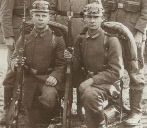 Zwei deutsche Soldaten mit ihren Mauser-Gewehren.