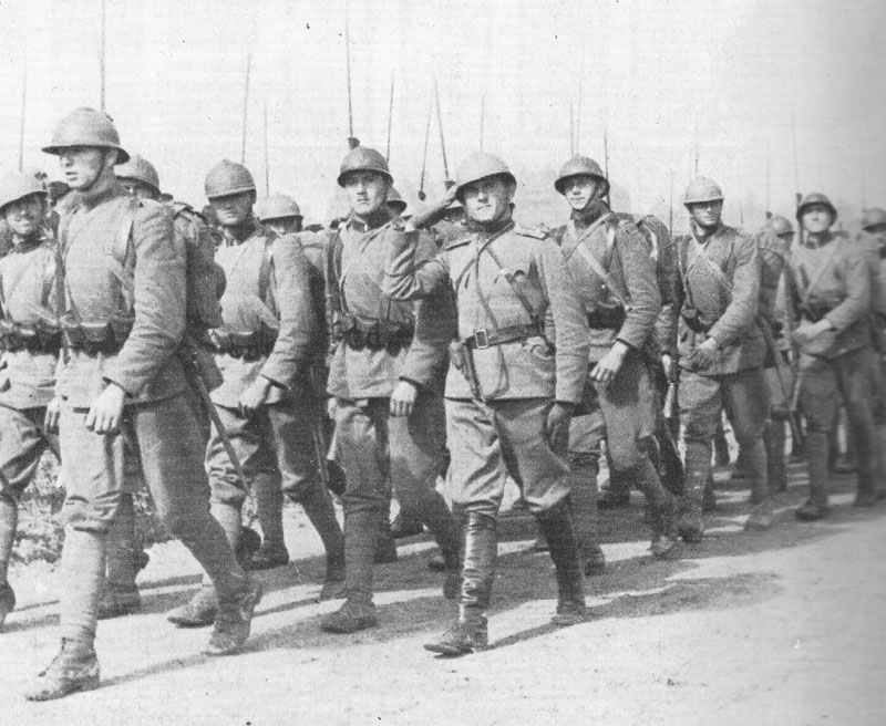 Männer vom Belgrader 'Eisernen Regiment' auf dem Marsch