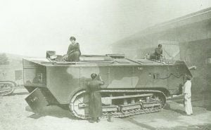St.Chamond-Panzer wird mit Tarnfarbe bemalt