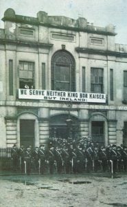 Bürgerwehr paradiert vor der Liberty Hall in Dublin