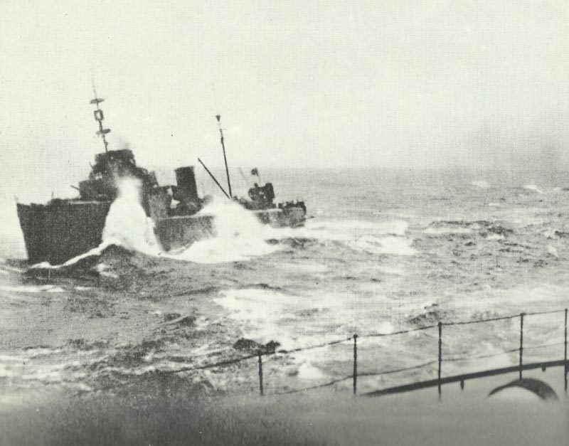 Torpedoboot neben einem Schlachtschiff des 1. Geschwaders