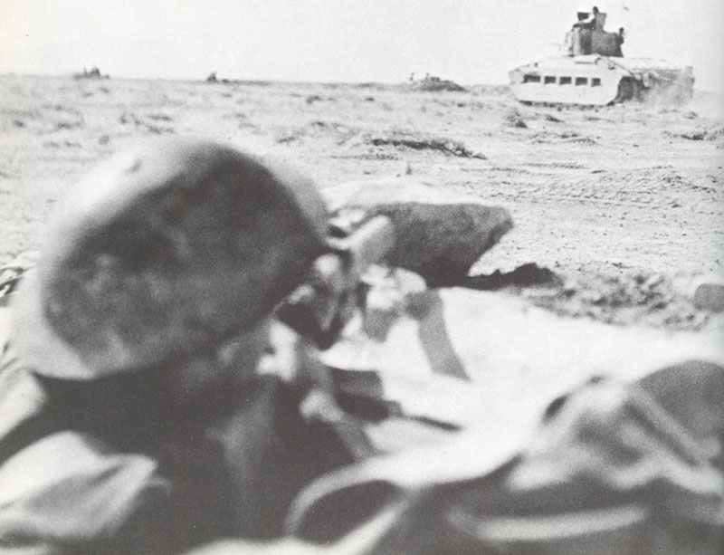 Operationen „Brevity“ und „Battleaxe“ in Nordafrika (1941) 6 Matilda II Panzer während des Unternehmen Brevity