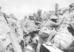 Infanteristen und ein Lewis-MG-Schütze der 2. australischen Division 