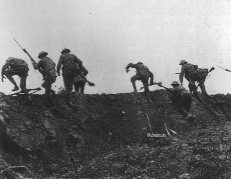 Britische Infanterie tritt an der Somme zum Angriff aus ihren Gräben an