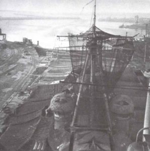 Prinz Eugen im Hafen von  Brest