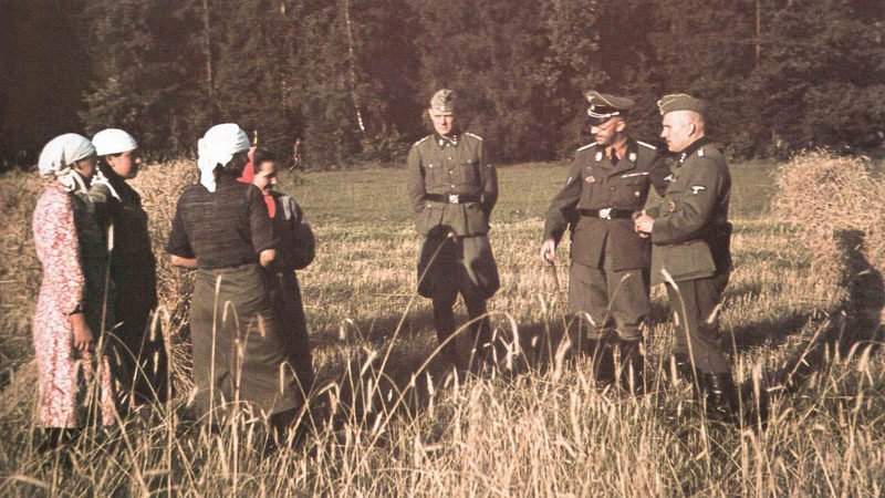 Himmler befragt Frauen bei Minsk