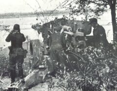 Getarnte Feuerstellung einer Pak 43/41 am Rhein Pak43 41 in Stellung