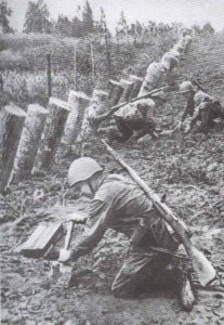 Soldaten der Roten Armee vergraben Minen