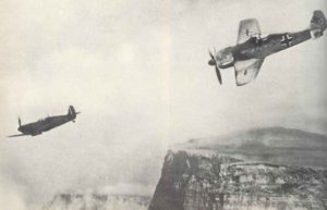 Fw 190 Jäger verfolgt eine Spitfire