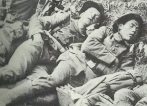 Erschöpfte Soldaten halten einen kurzen Schlaf 