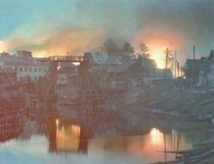 russische Kleinstadt steht in Flammen