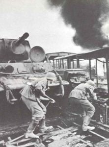 deutsche Soldaten erstürmen einen russischen Bahnhof.