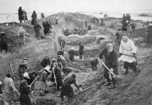 Einwohner von Moskau beim Bau von Panzergräben 
