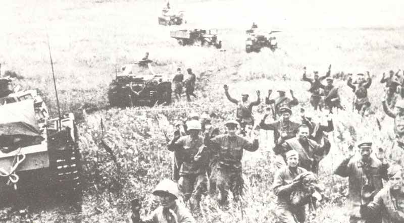 Deutsche Panzer nehmen im Oktober russische Soldaten gefangen