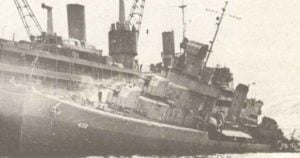 US-Zerstörer Kearny (DD-432) von dem deutschen U-Boot U-568 vor Island torpediert