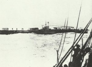 U-Boot stoppt Frachtschiff