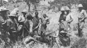 Massai-Krieger in britischen Diensten in Ostafrika trinken Blut 