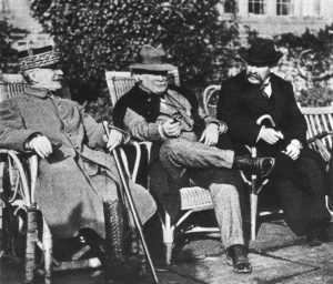 Lloyd George (Mitte( mit Marschall Foch und Aristide Briand 