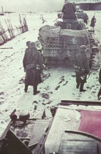 Kolonne deutscher Panzer mit Infanterie vor Moskau