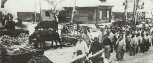 Soldaten der Roten Armee ziehen durch ein zurückerobertes Dorf