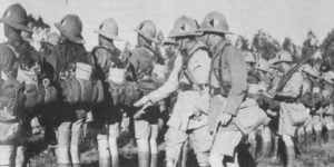 Zwei Offiziere inspizieren südafrikanische Infanterie 