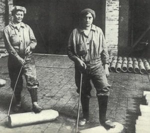 Frauen transportieren Rohlinge für 15-cm-Granaten 