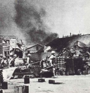 Japanische Truppen besetzen den Bahnhof von Rangun. 