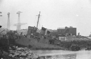 HMS Campbeltown verkeilt in die Tore des Drockendocks 