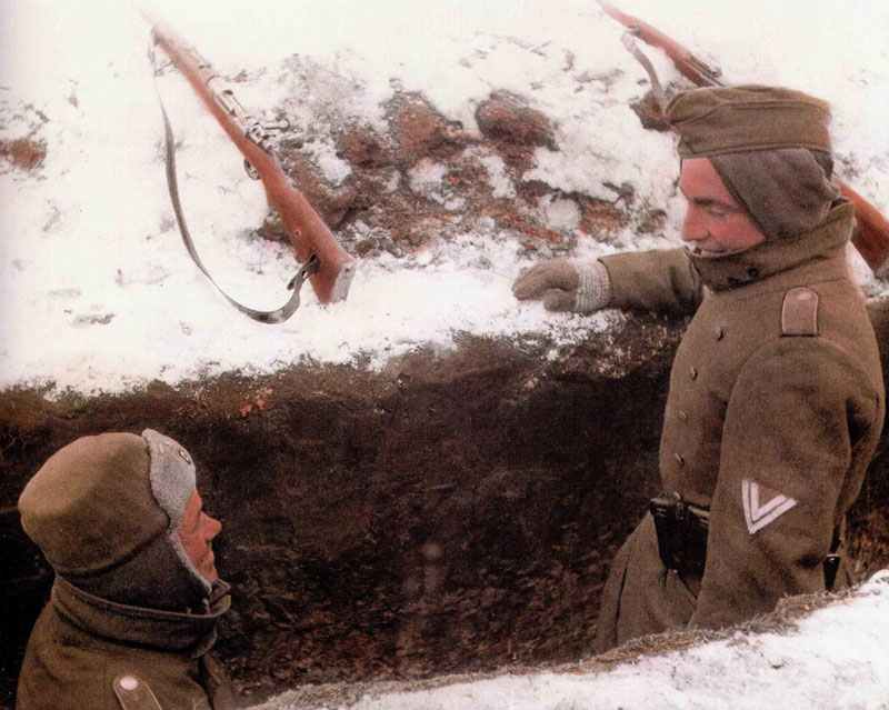 Deutsche Soldaten im Schützengraben an der Ostfront.